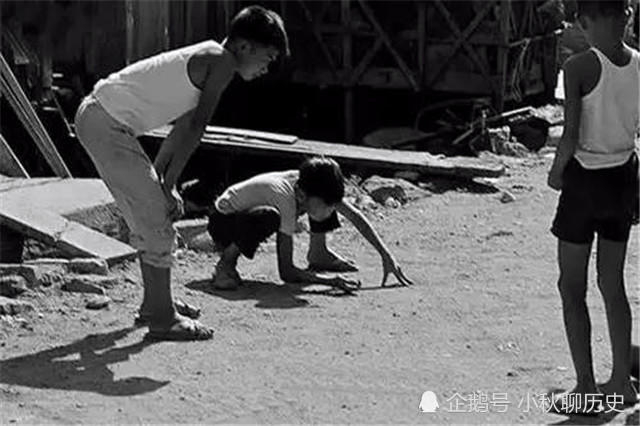 12张珍贵老照片:80年代农村小孩玩具,图8很多人没见过