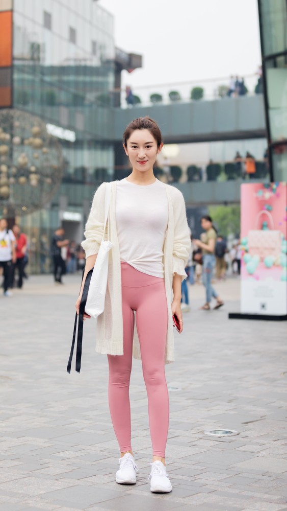 街拍：紧身的瑜伽裤，让微胖女孩瞬间精致起来，时髦就是这么简单小萍萍侃 