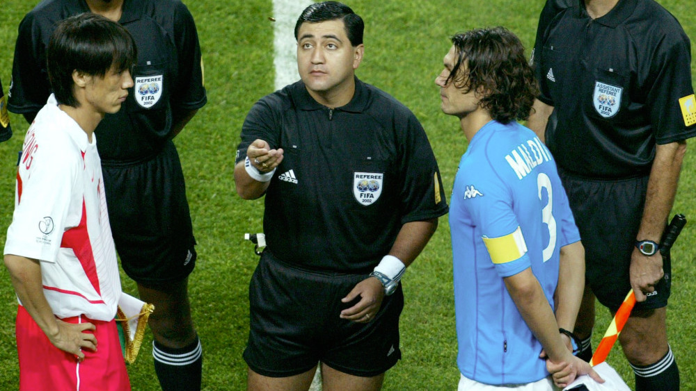 韩国02世界杯有多争议?放肆踢人+丢球被吹 毁