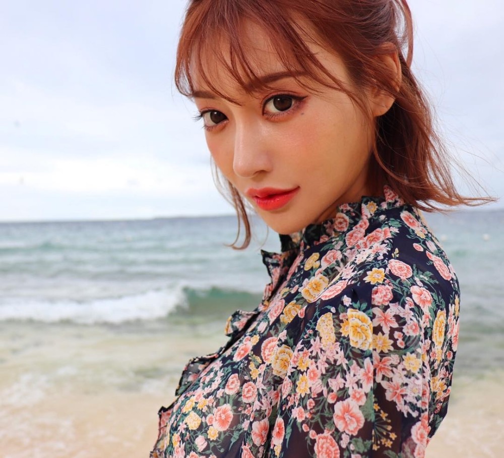 日本女星明日花看完蔡徐坤鸡你太美,给出十字评价,网友:太丢脸
