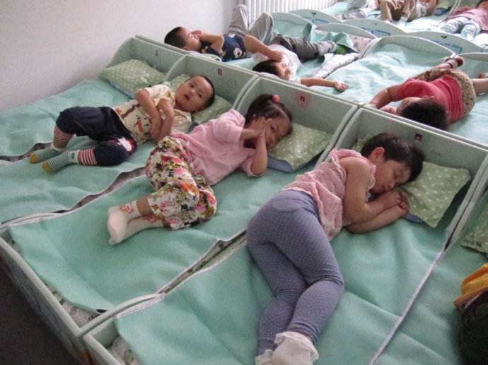 孩子在幼儿园睡不睡觉,和这几个因素有关,家长要心里有数!