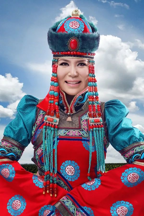 蒙古著名军旅女歌手: 乌兰托娅