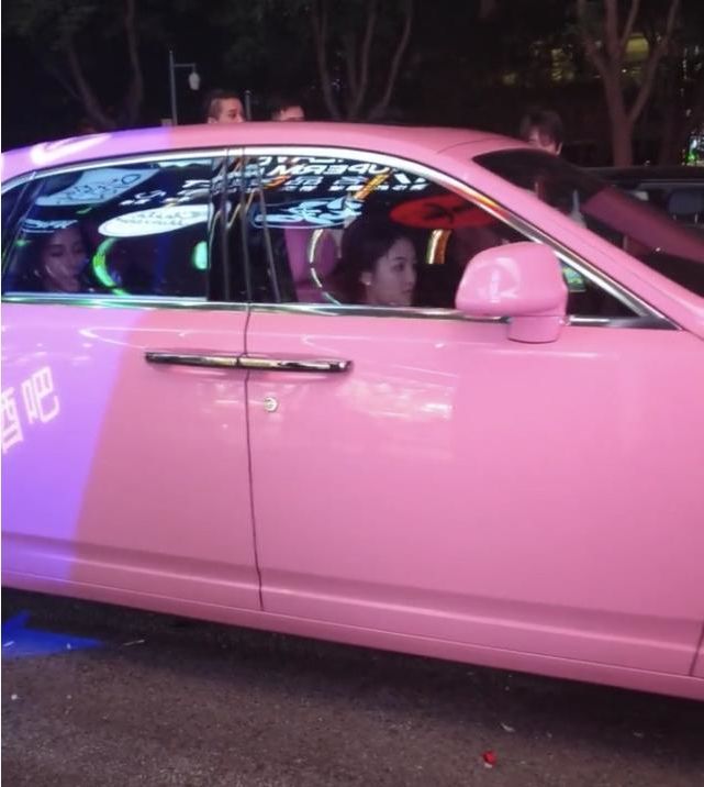 北京工体偶遇一辆粉红色的劳斯莱斯,仔细看车里坐的都