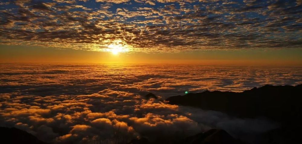 登上武功山最高峰——金顶,翻滚的云海和壮丽的日出让人