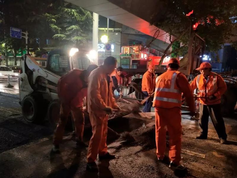 夜晚里工作的市政人 保障道路平整畅通是他们的责任