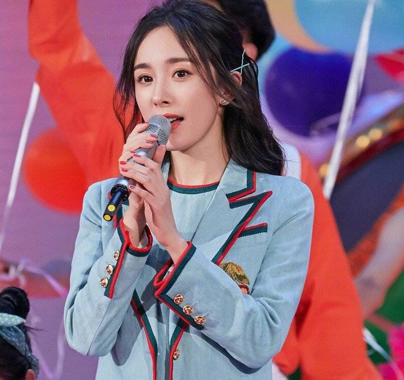 继魔音《时间煮雨》后,杨幂唱歌反被赞,是因为身边换了人