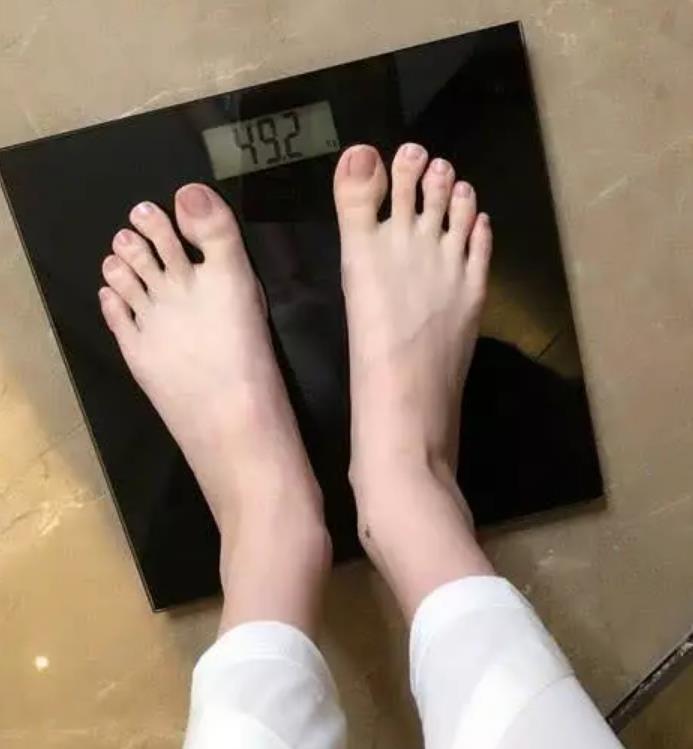 奚梦瑶微博晒素颜体重,看到数字网友诧异,再看脚感觉整个人懵了