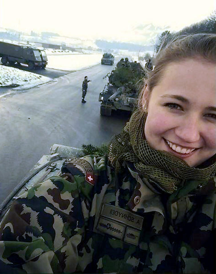 瑞士最美女兵军方爱上舞晒照惹怒美女CF钢管电竟图片