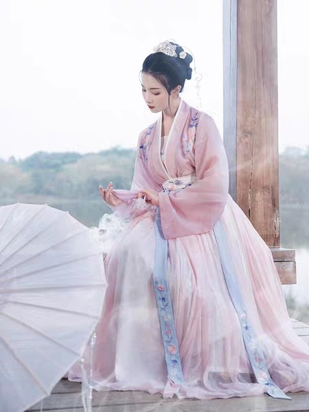 穿汉服不敢出门?试试大火的现代改良版,网友:再也不怕