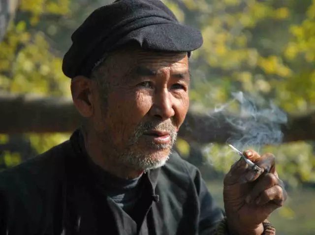 家人都劝其戒烟,李老汉也知道,长期抽烟,容易得癌.
