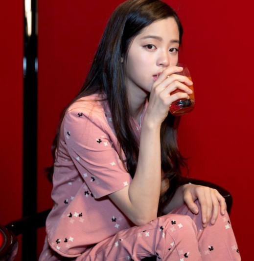 欧阳娜娜现身五四晚会,粉红上衣配大红短裙,身材发福显臃肿