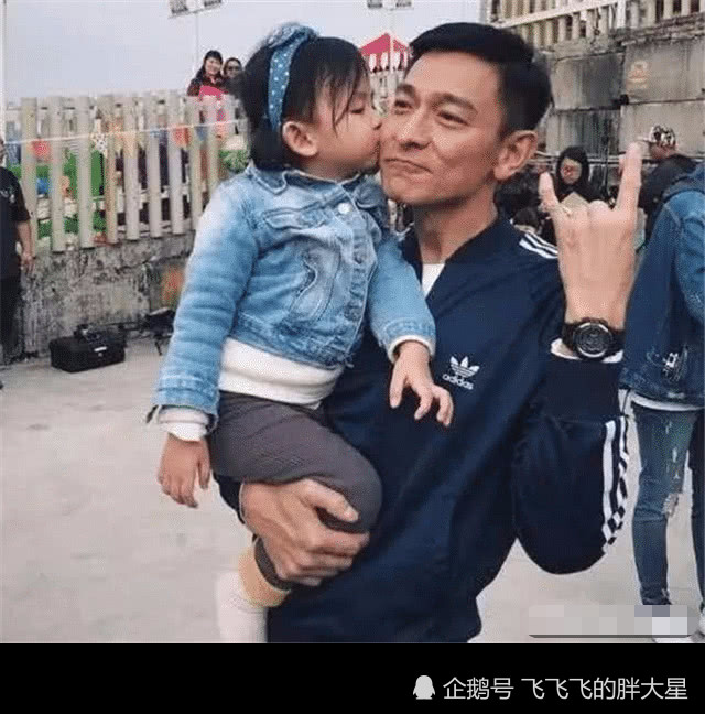 刘德华妻子朱丽倩素颜近照曝光,53岁的她身材发福容貌