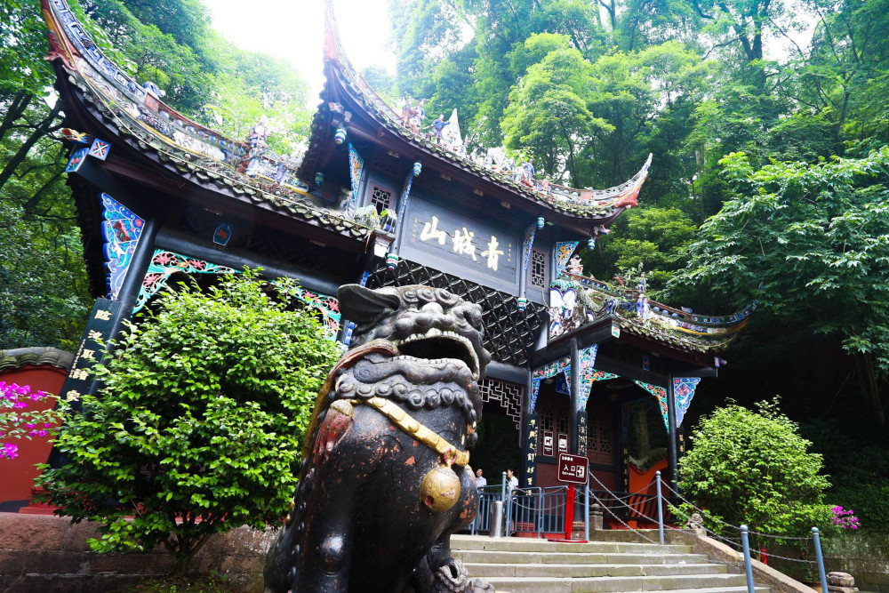青城山的三大奇观万万不可错过:日出,云海,圣灯.
