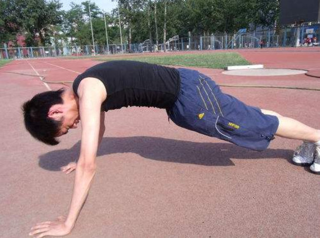 一口气做多少个"俯卧撑",才算身体合格?专家:9成男生做不到