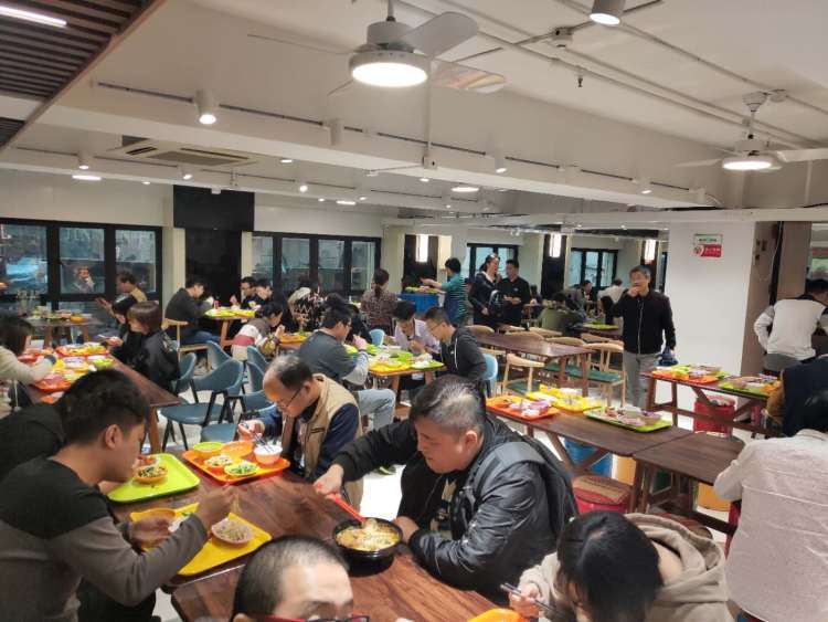 这里的午市提供食堂模式的快餐,想吃什么让阿姨盛就可以.