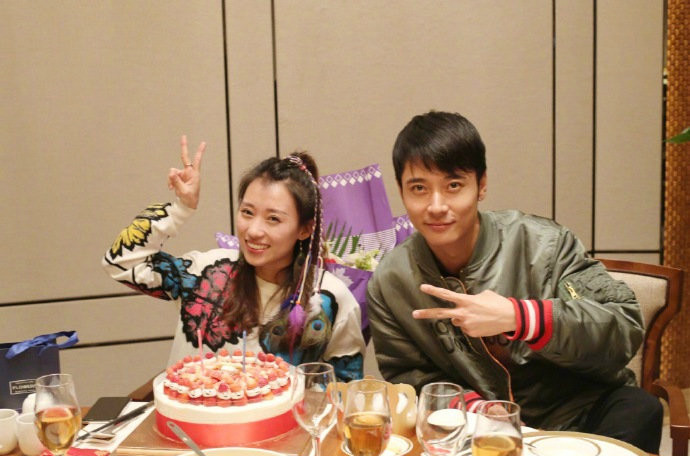 张丹峰风波后首次回应,解释洪欣删博原因并宣布经纪人毕滢已辞职