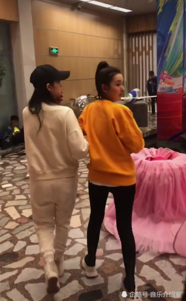 欧阳娜娜宋祖儿"后台照"曝光,有谁注意娜比的手?网友