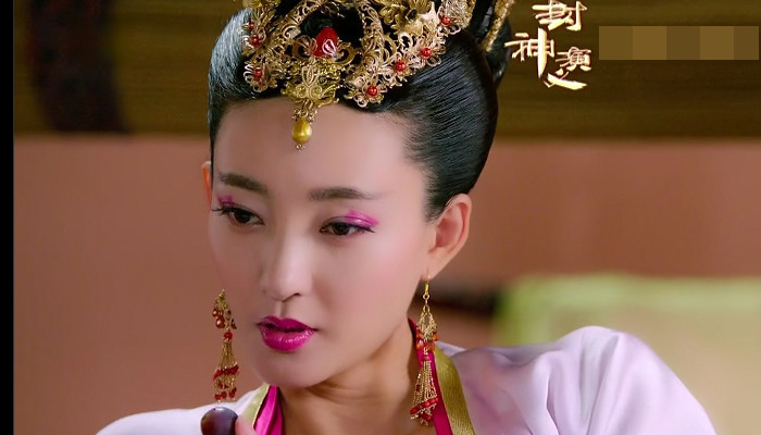 王丽坤饰演的妲己终于黑化,眼妆出现后,网友:佩服她的
