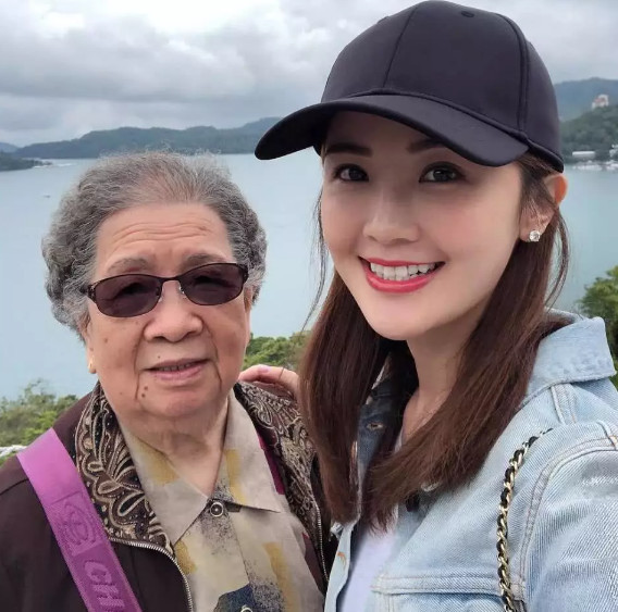 孙女单手揽着奶奶,气氛好温馨.