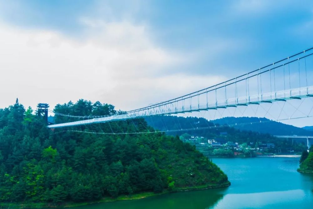 丹寨万达小镇玻璃吊桥名为"娜悠桥",玻璃吊桥长度320米,宽2.
