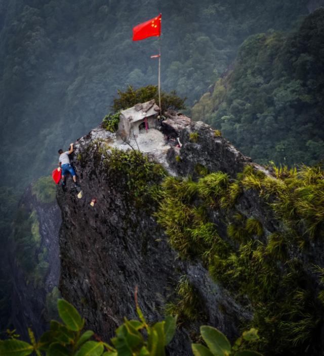 中国最恐怖的寺庙,位于千丈悬崖之上,村民用命烧香日赚万元!