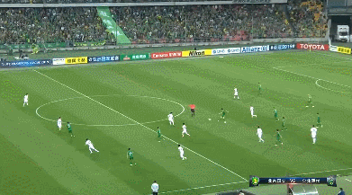 亚冠离奇一幕:中超外援晃过门将后,突然滑倒错失空门机会