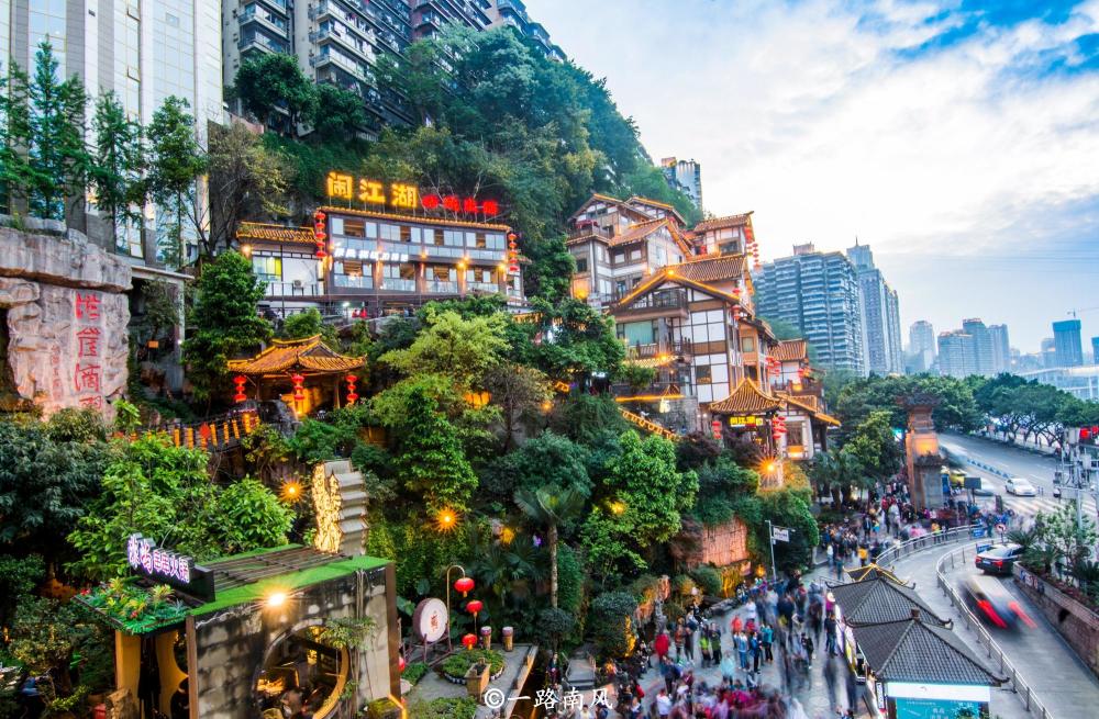 奇特的重庆网红景点,11楼和1楼走出去都是马路,夜景让
