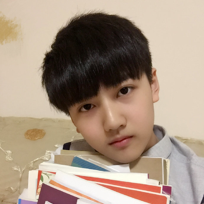 焉栩嘉长大后a爆,小时候却有鼓鼓小肚腩,网友:可爱是天生的
