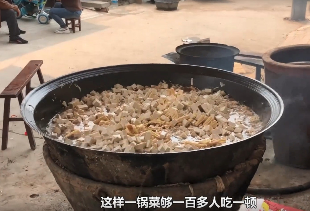 农村厨师用柴火大铁锅炖大锅菜,地道的乡村味道,刚煮好就抢着盛