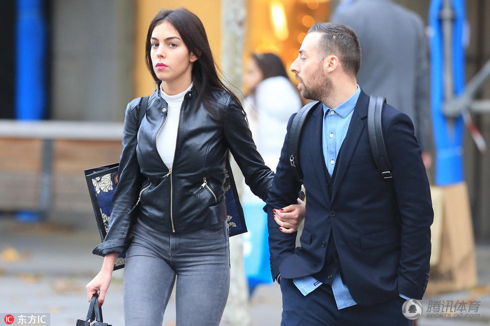 C罗新女友与一男子逛街 亲密挽手热聊