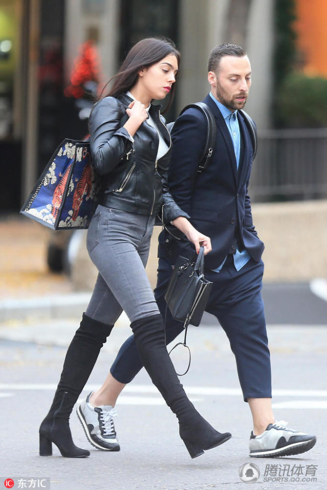 C罗新女友与一男子逛街 亲密挽手热聊