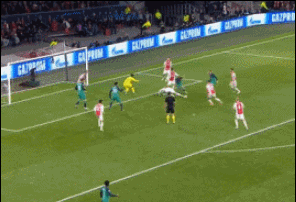 混战中,小卢卡斯又进一球,2-2.