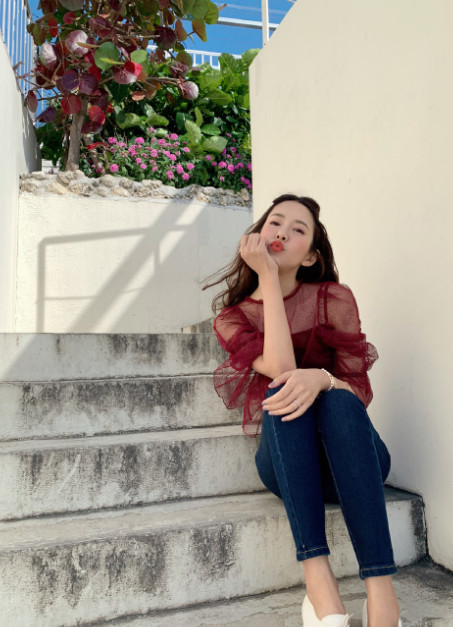 陈赫妻子张子萱晒生活照,35岁穿搭如同少女,太会穿搭了