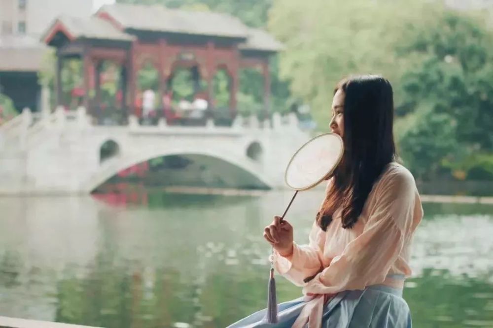 你站在桥上看风景,看风景的人在桥下看你.