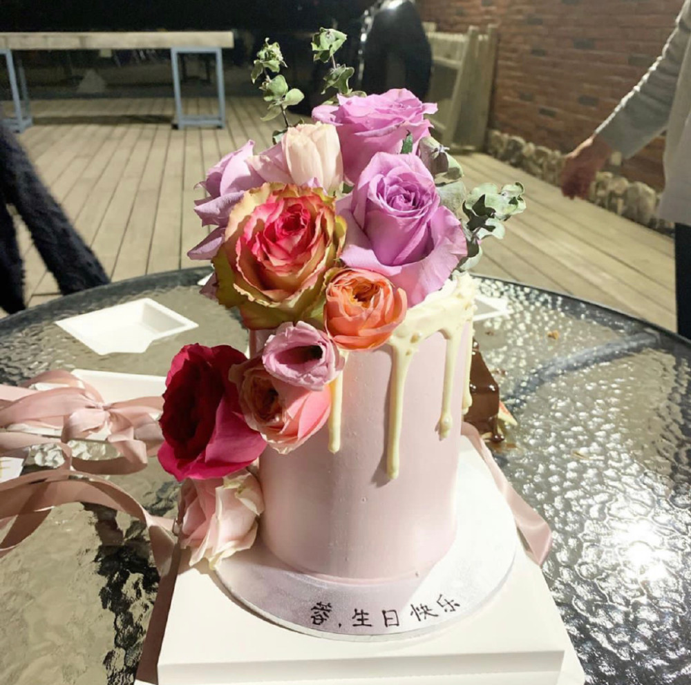 王中磊低调为妻子庆生,生日蛋糕不仅有心,5字祝福更是