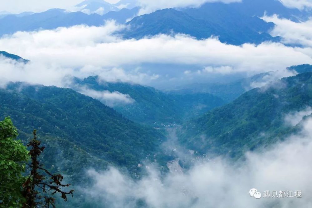 云雾缭绕中的都江堰,山水飘逸,美若仙境