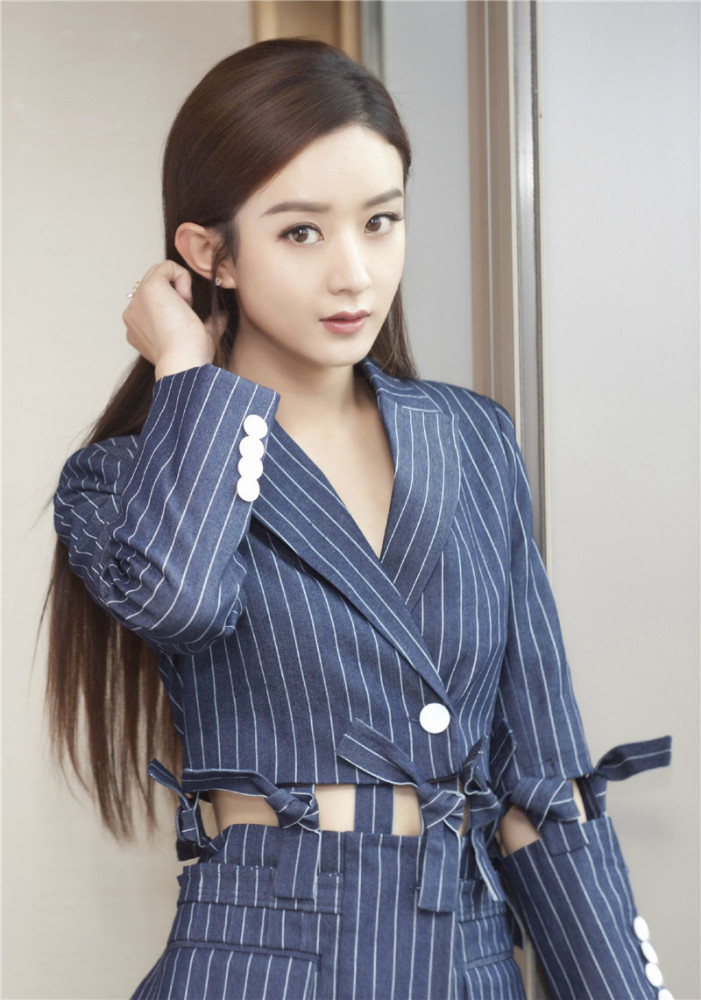 赵丽颖霸气起来超有女神范,穿西装轻松驾驭御姐风,网友:太美了