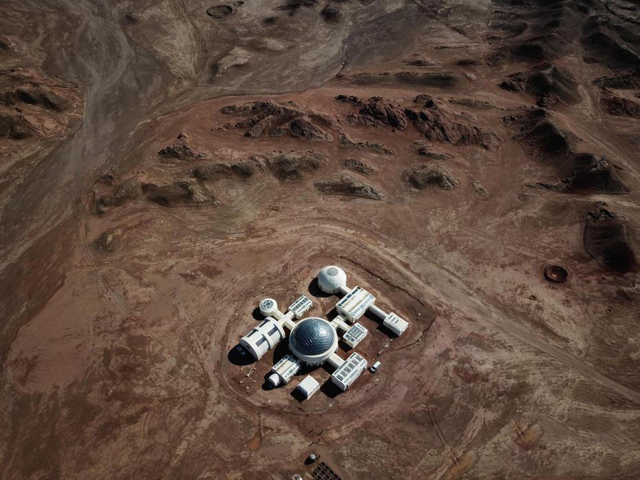 空中俯视模拟火星基地,如同外星城堡