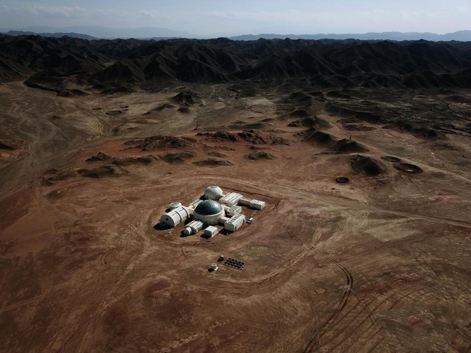 空中俯视模拟火星基地,如同外星城堡