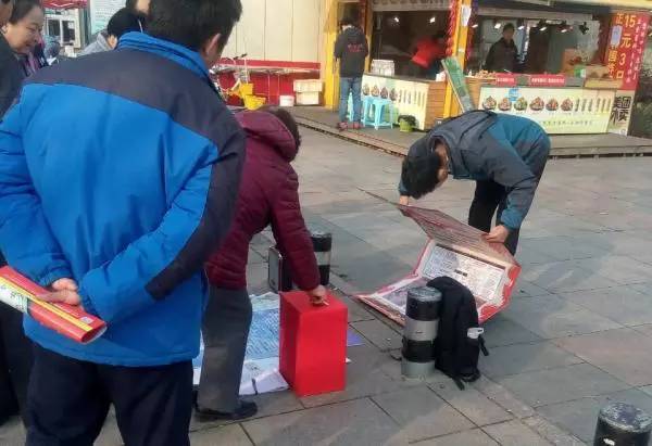 街頭乞討的劉大利