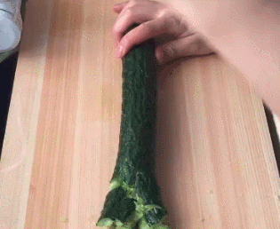 在脏摊吃下这盆拍黄瓜,和对面的靓妹结拜了兄弟