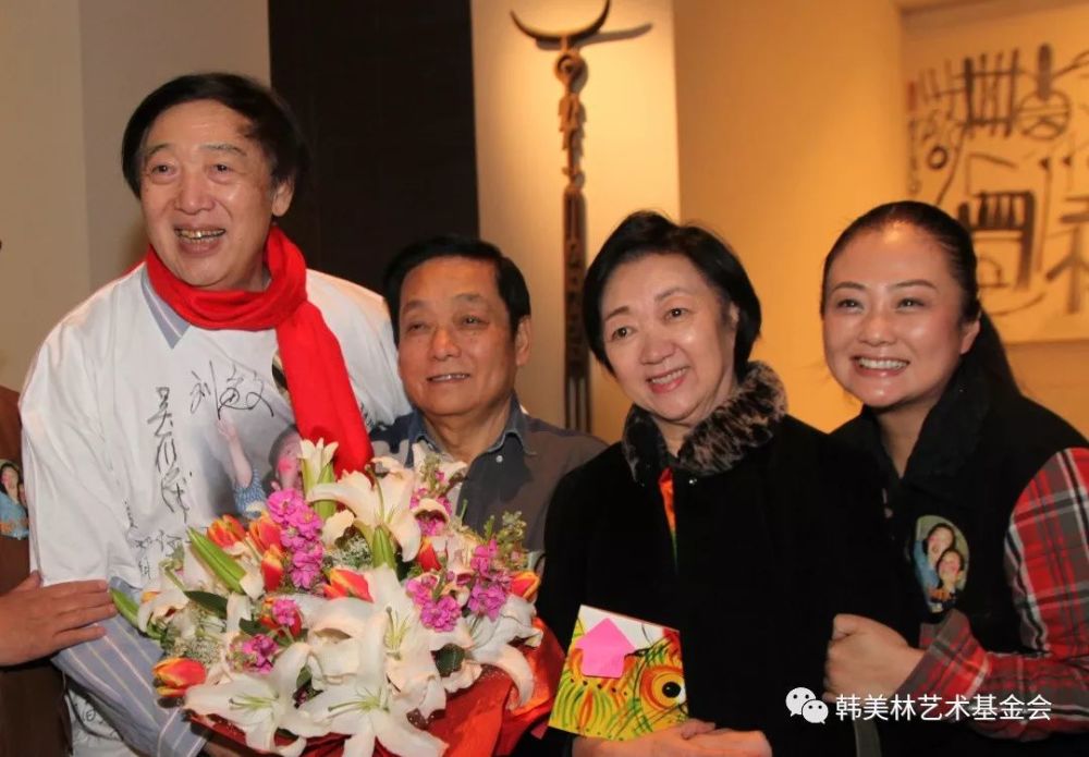 2011年3月13日,韩美林周建萍夫妇为冯骥才庆生