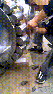 搞笑gif:大哥你说什么都对,谁让你拿着刀的呢!