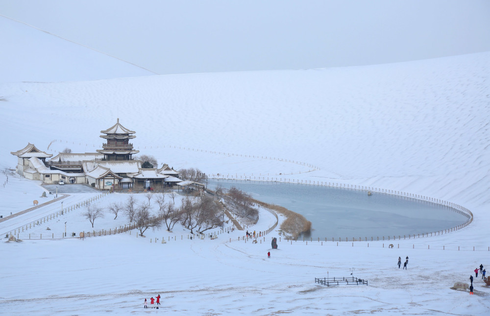 这是甘肃敦煌鸣沙山月牙泉景区雪景(2018年12月2日摄).