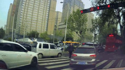 但同时,还有一些不文明车主 未能礼让行人 充满了违和感 蜀黍绝不心软