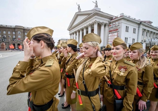 比钢铁武器更加吸引镜头,俄罗斯女兵用美丽和迷人的微笑征服世界