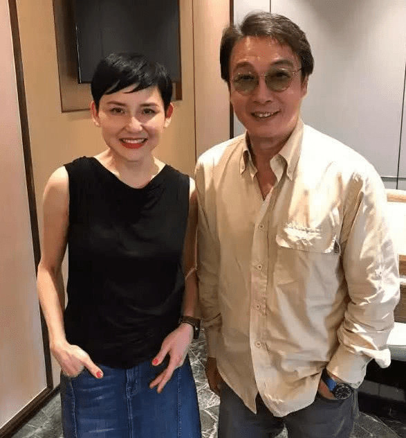 69岁刘松仁出道28年无绯闻,娶小20岁空姐当老婆,如今依然无儿女