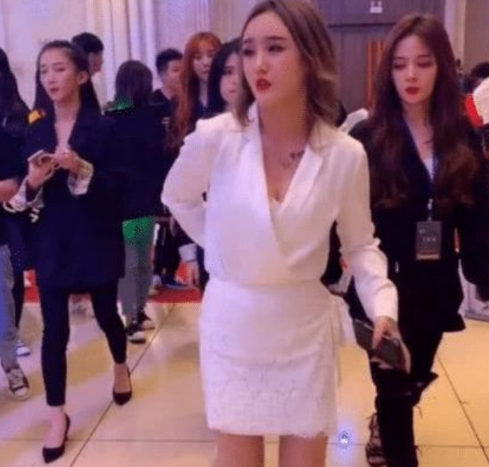 网红"大美"真实颜值曝光,网友:这就是你们口中的女神?