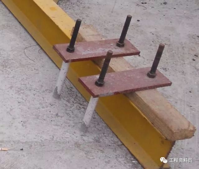 悬挑梁尾端应在两处及以上固定于钢筋混凝土梁板结构上.