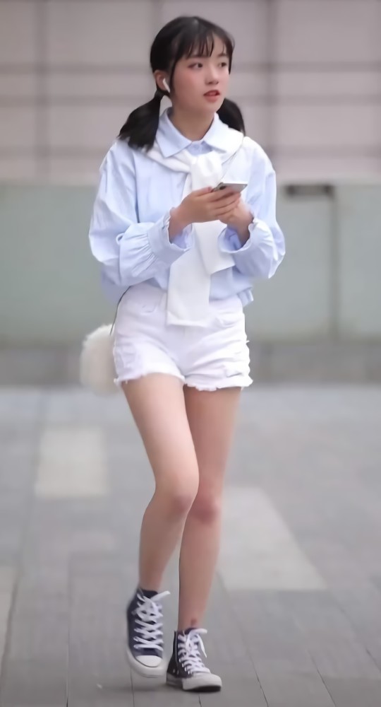 15岁的双马尾小姐姐,衬衫 热裤 匡威,又会是谁的初恋女孩!